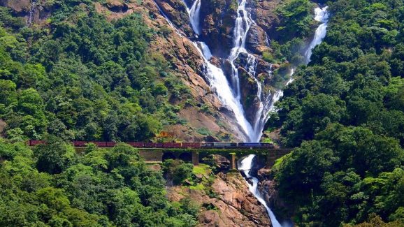 Dudhsagar Waterfalls: ఏం వ్యూ మామా..! జీవితంలో ఒక్కసారైనా అక్కడికి వెళ్లాలి