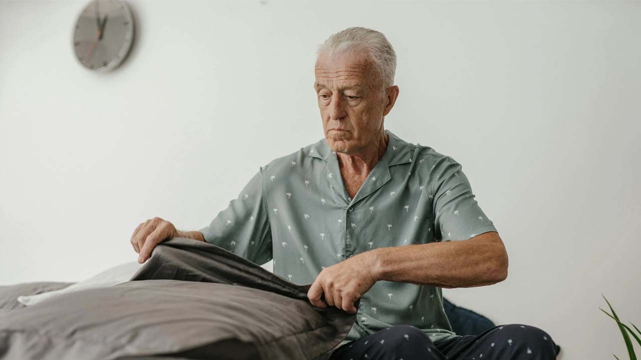 Old People: వయసు పెరుగుతున్న కొద్దీ నిద్రకు దూరమైపోతున్నారా..?