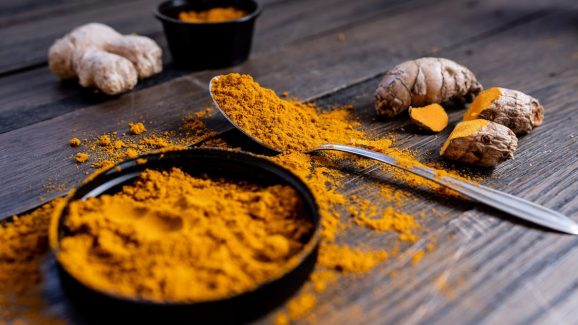 Turmeric Side Effects: యాంటీ బాక్టీరియల్ గుణాలు ఉన్నాయని పసుపును అతిగా వాడేస్తున్నారా..? ఒక్క నిమిషం ఆగండి..