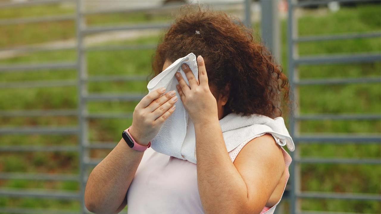 Body Overheat: శరీరంలో వేడిని తగ్గించుకోవాలంటే ఏం చేయాలో తెల్సా..? ఒకసారి ఈ టిప్స్ ట్రై చేస్తే అంతా సెట్..!
