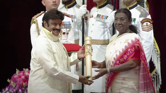 Nandamuri Balakrishna: బాలయ్యకు పద్మభూషణ్.. పంచకట్టులో తండ్రిని తలపిస్తున్న సీనియర్ హీరో