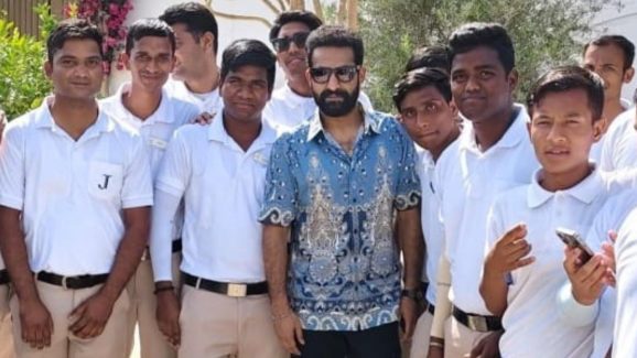 Jr NTR: చూడడానికి సింపుల్ కానీ చాలా కాస్ట్‌లీ.! ఎన్‌టీఆర్ వేసుకున్న ఈ షర్ట్ ధర తెలిస్తే షాక్ అవ్వాల్సిందే.!