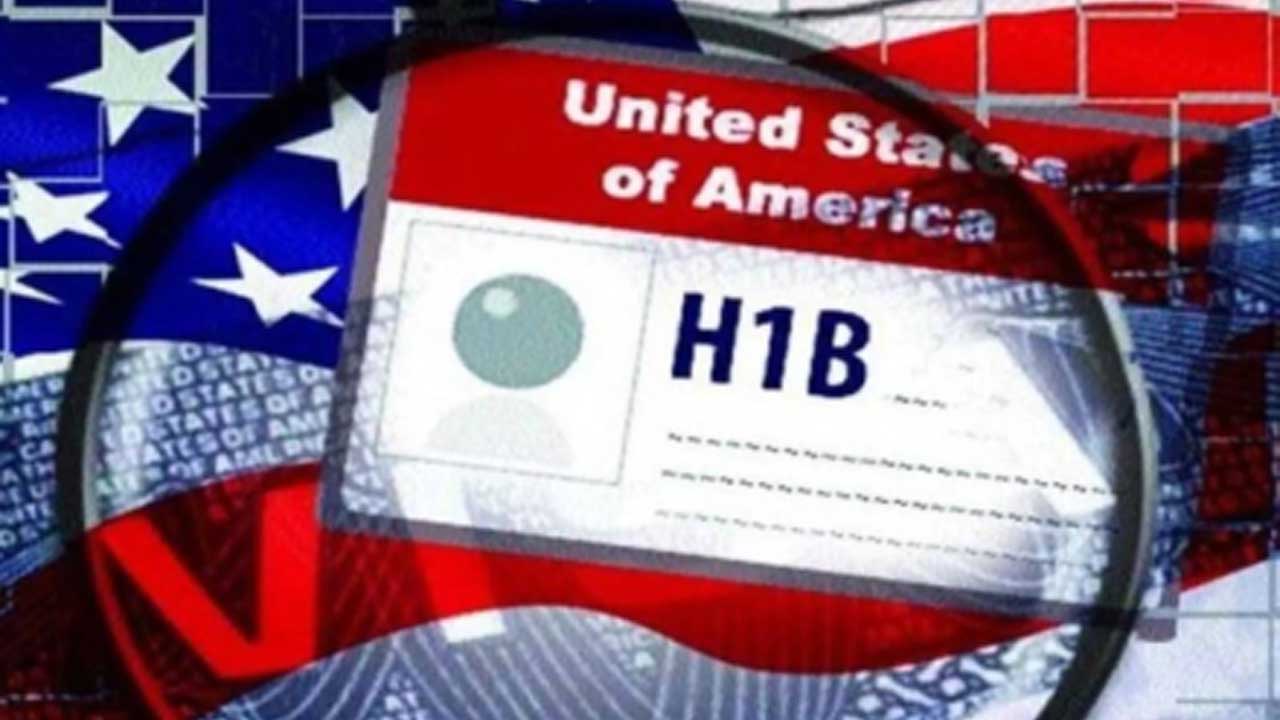 H1B visa Alert : దేశం విడిచి పెట్టి వెళ్లొద్దు.. హెచ్‌1బీ వీసాదారులకు హెచ్చరిక