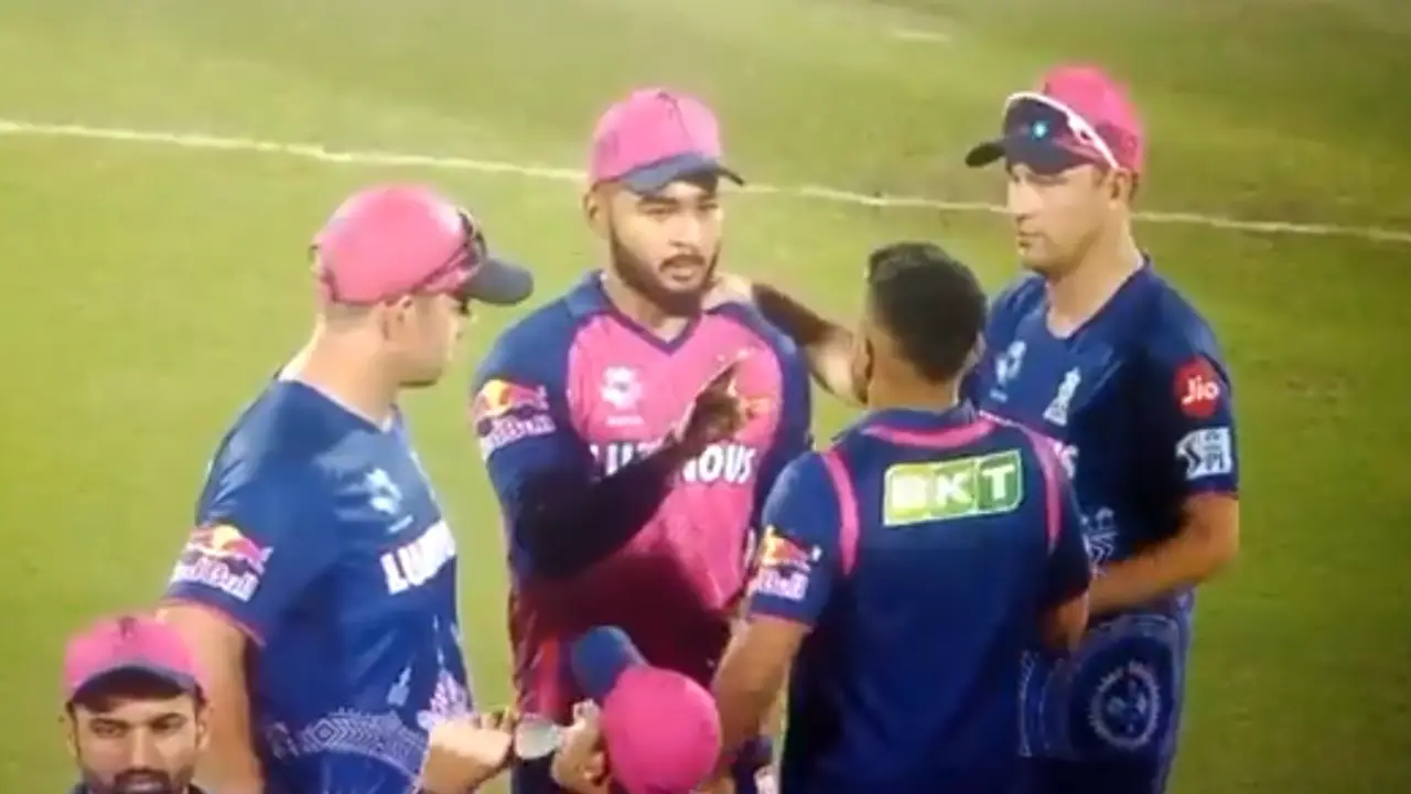 Riyan Parag: రియాన్ పరాగ్ బలుపు.. సొంత బౌలర్ నే బండ బూతులు తిడుతున్నాడు