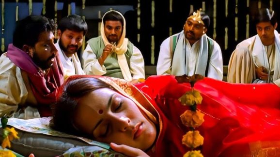 OTT Movie : అమ్మాయిలే లేని ఊరు.. ఐదుగురు భర్తలకు ఒకే భార్యనా? ఇదెక్కడి దిక్కుమాలిన సినిమారా సామీ