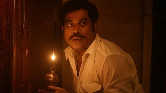 OTT Movie : డబ్బు కోసం భార్య గదిలోకి మరో మగాడిని పంపే భర్త… క్రేజీ మలయాళ కామెడీ సస్పెన్స్ థ్రిల్లర్