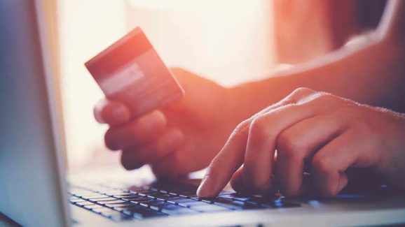 Online Travel Fraud: యాత్రల బుకింగ్ చేసే వారికి అలర్ట్..మోసాలు జరుగుతున్నాయన్న కేంద్రం