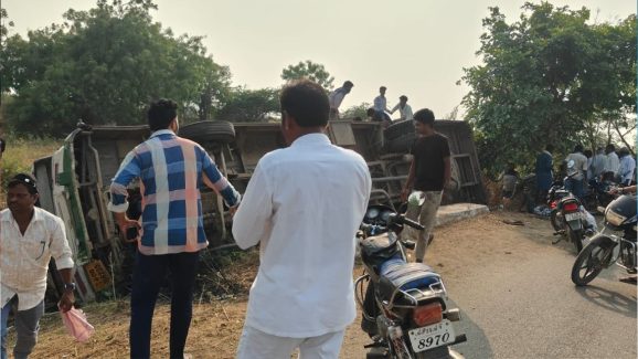 Road accident: విరిగిన స్టీరింగ్.. ఆర్టీసీ బస్సు బోల్తా.. 25 మంది..?