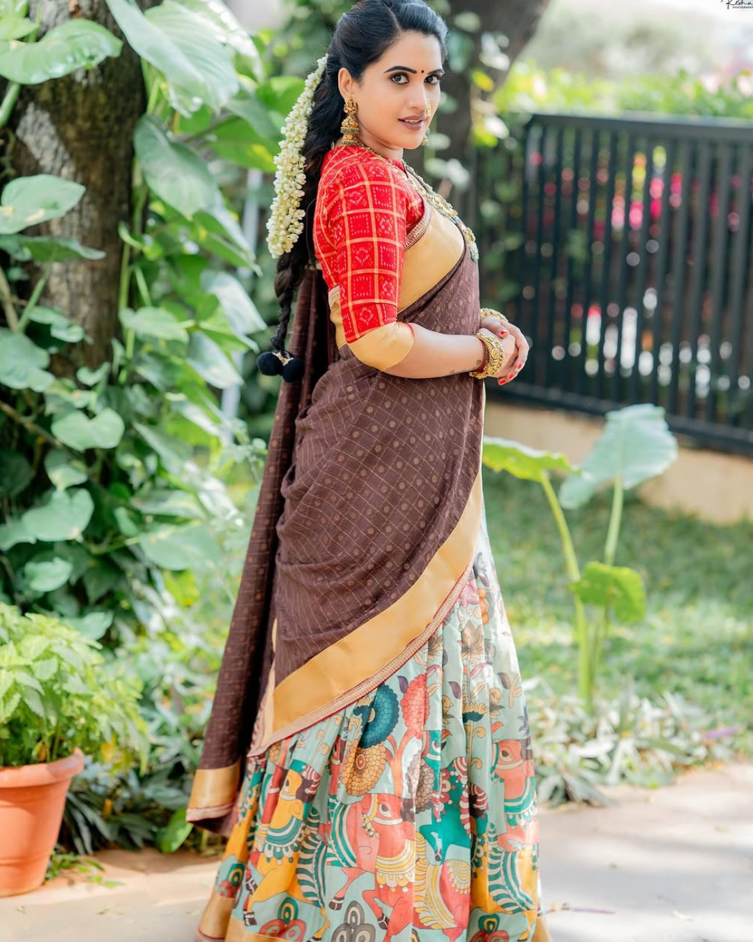 Sravanthi Chokarapu : ట్రెడిషినల్ లుక్ లో మత్తెక్కిస్తున్న స్రవంతి.. ఎంత అందంగా ఉందో…