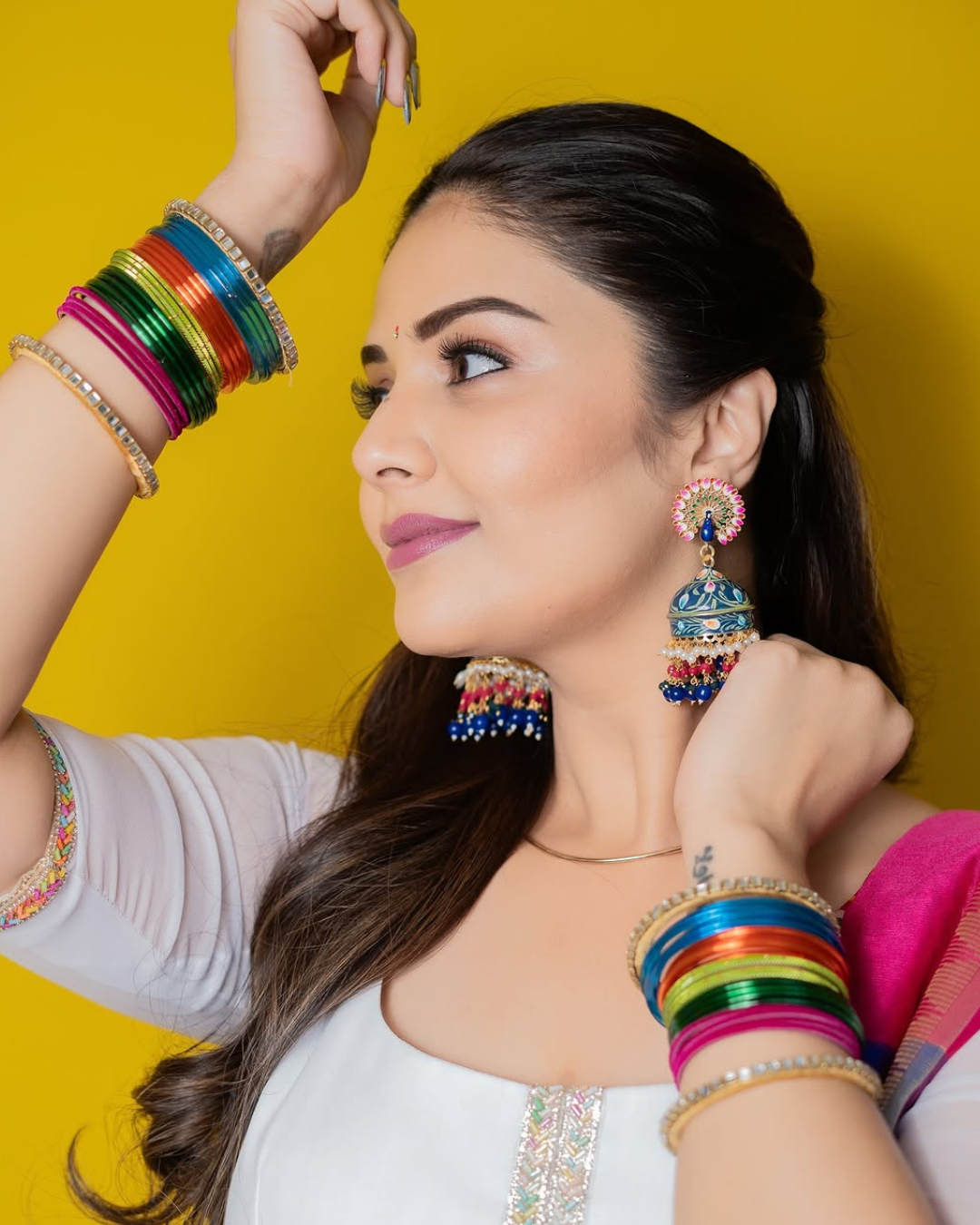Sreemukhi : చేతికి గాజులు వేసి.. కళ్లకు కాటుక పెట్టి.. శ్రీముఖి ఎంత ఉంది మామా..