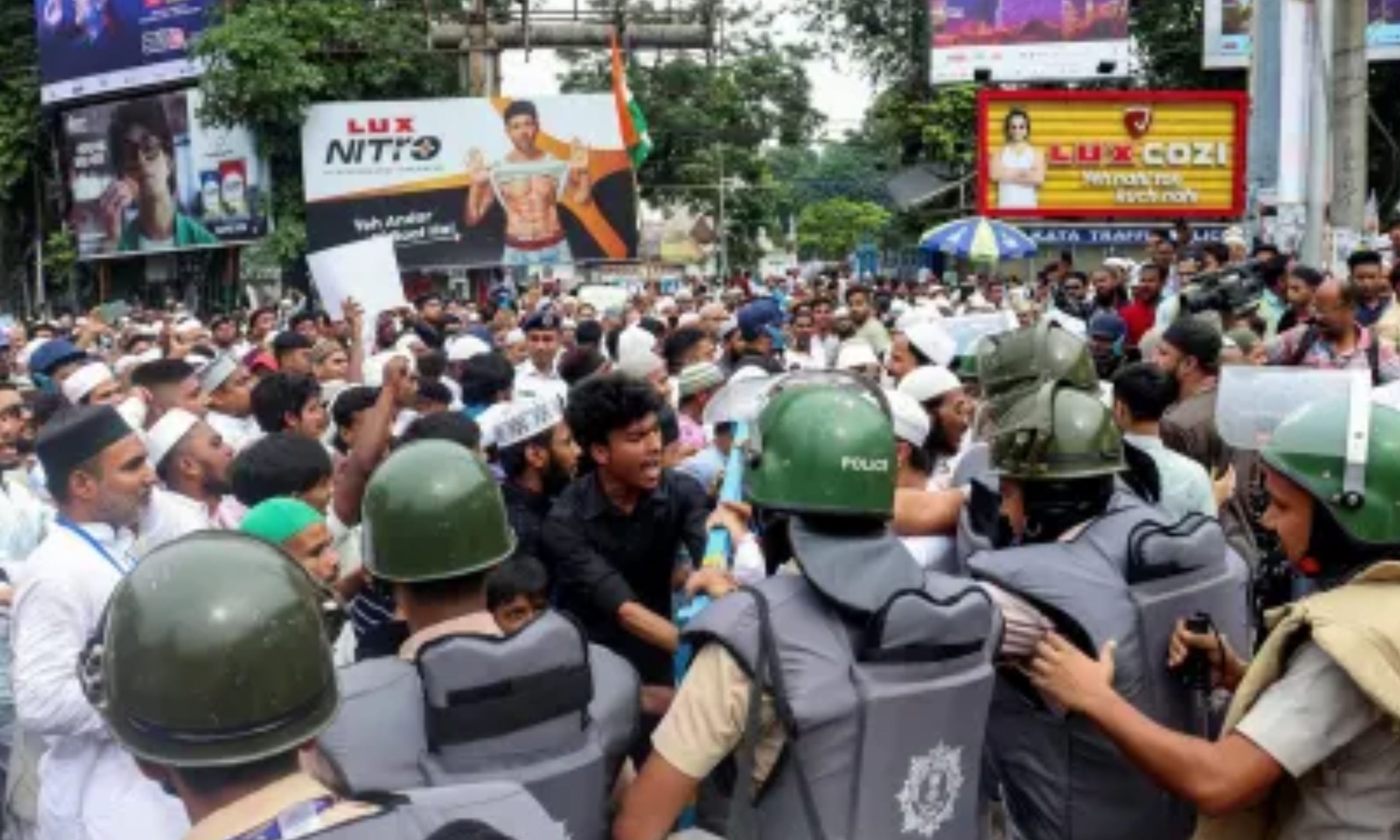 Waqf Bill Protest : వక్ఫ్ బిల్లు ఆమోదంపై ముస్లింలు సీరియస్.. దేశవ్యాప్తంగా భారీ నిరసనలు