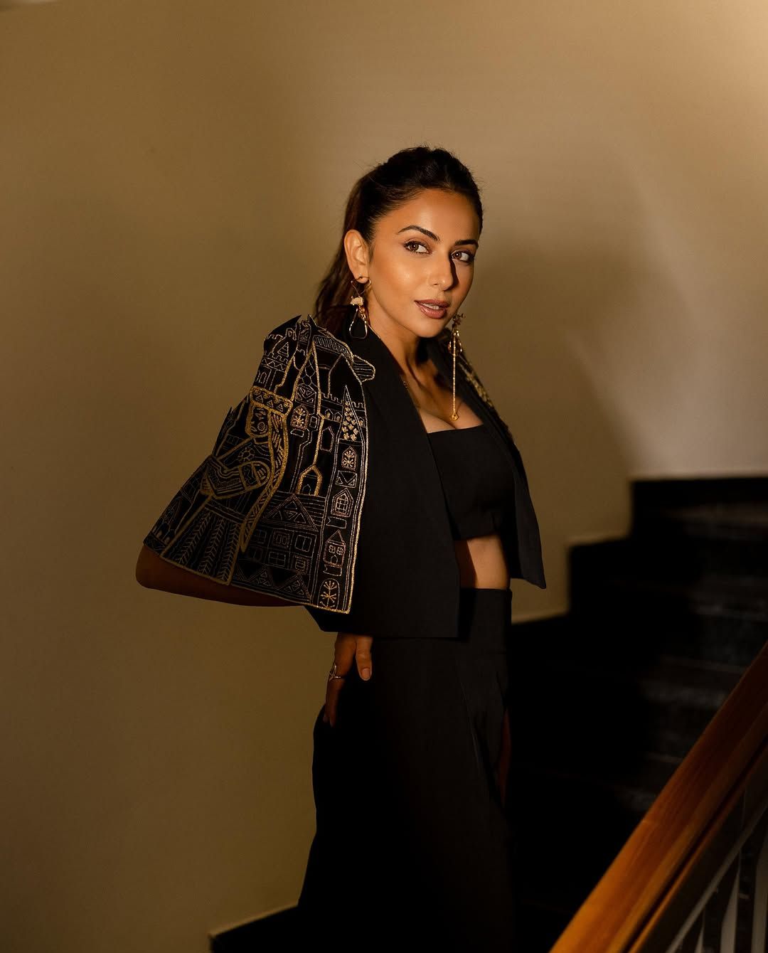 Rakul Preet Singh: బ్లాక్ అవుట్ ఫిట్ లో దర్శనమిచ్చిన రకుల్.. దానికోసమే వెయిటింగ్ అంటూ..!