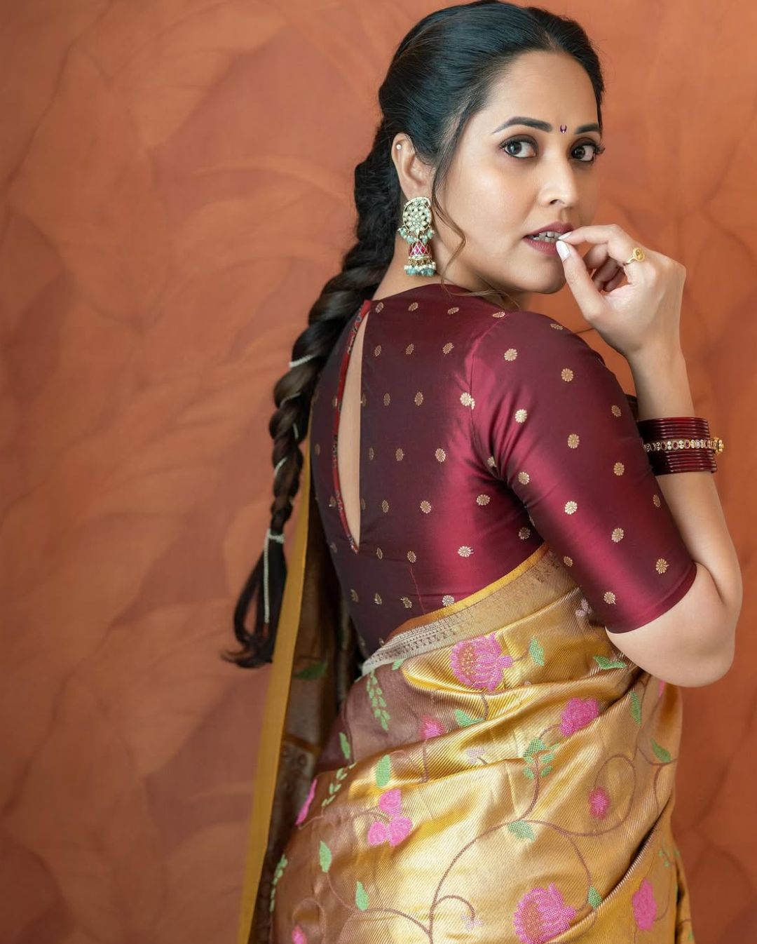 Anasuya Bharadwaj: చీరలో అనసూయ.. ఆ గ్రేస్‌ను మ్యాచ్ చేయడం కష్టమే.!