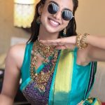 Meenakshi Chaudhary: మస్తీ చేస్తున్న మీనాక్షి.. ఒంటి నిండా నగలతో ముద్దొస్తోందిగా.!