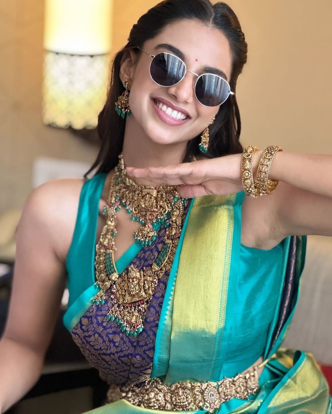 Meenakshi Chaudhary: మస్తీ చేస్తున్న మీనాక్షి.. ఒంటి నిండా నగలతో ముద్దొస్తోందిగా.!