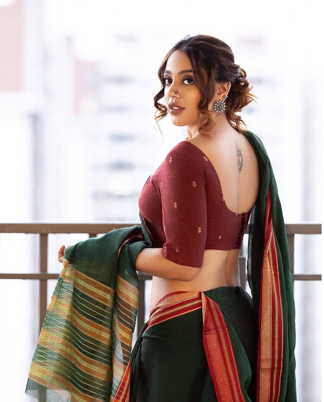 Deviyani Sharma: గ్లామర్ తో రెచ్చగొడుతున్న ‘సేవ్ ద టైగర్స్’ బ్యూటీ.. ఫోటోలు వైరల్..!