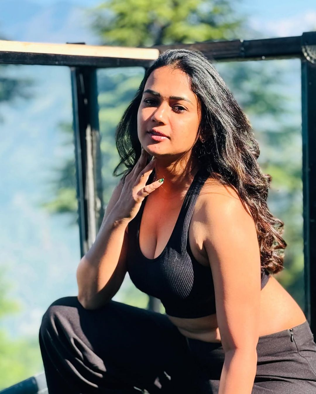 Ariyana Glory: సింపుల్‌గా అందాలు చూపిస్తూ రెచ్చగొడుతున్న అరియానా.. మరీ హాట్‌గా ఉందిగా.!