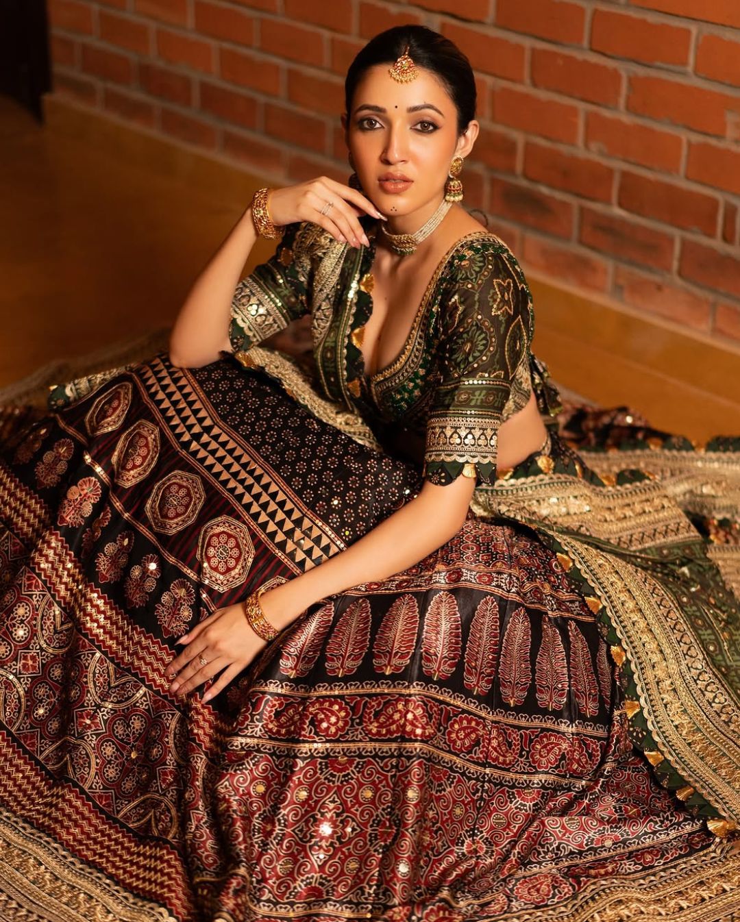 Neha Shetty: బ్లాక్ లెహెంగాలో మెరిసిపోతున్న నేహా శెట్టి.. మత్తెక్కించే చూపులతో వల