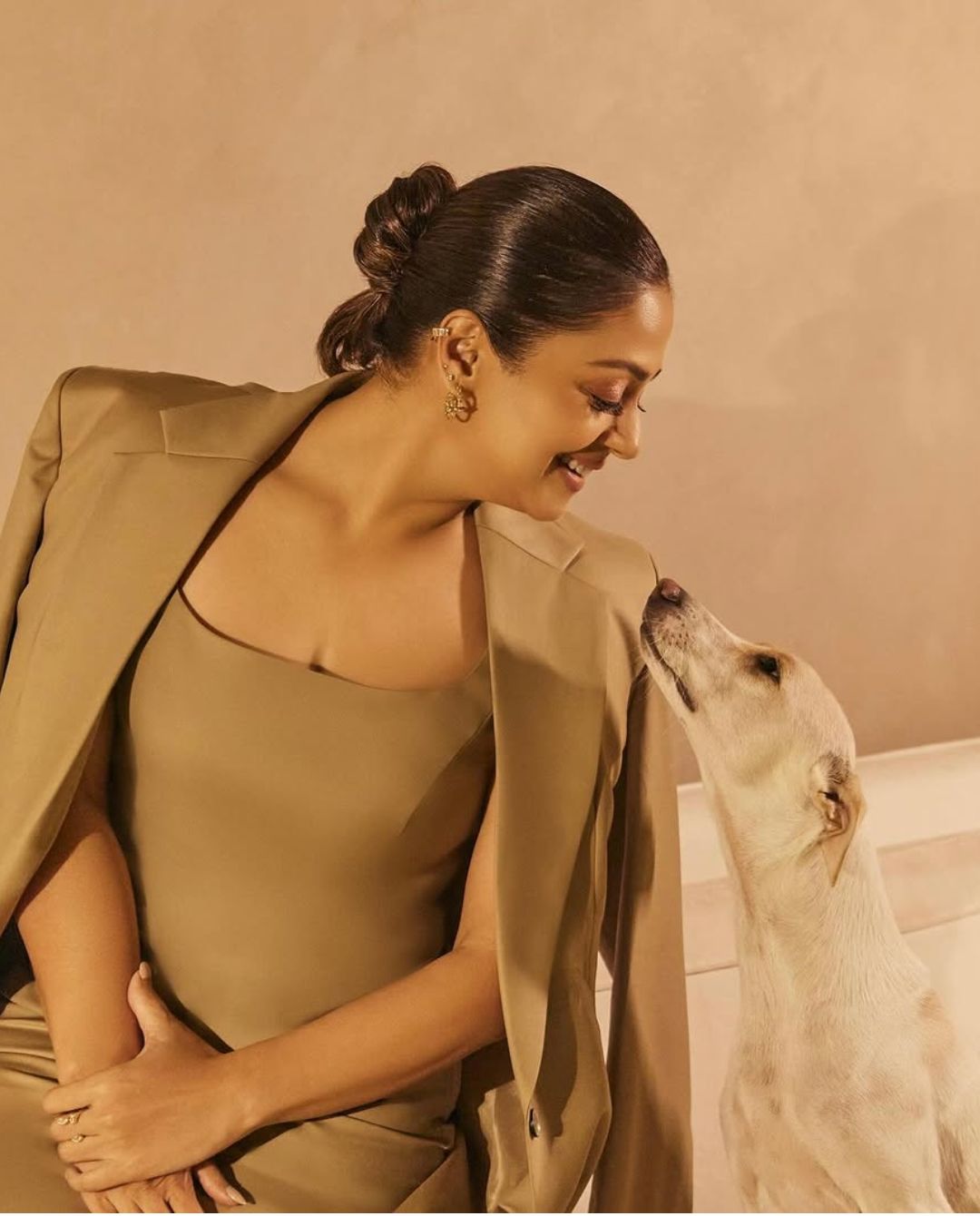 Jyotika: పెట్ పై ప్రేమ వొలకబోస్తున్న జ్యోతిక.. చూపు తిప్పుకోలేని అవుట్ ఫిట్ తో మెస్మరైజ్..!