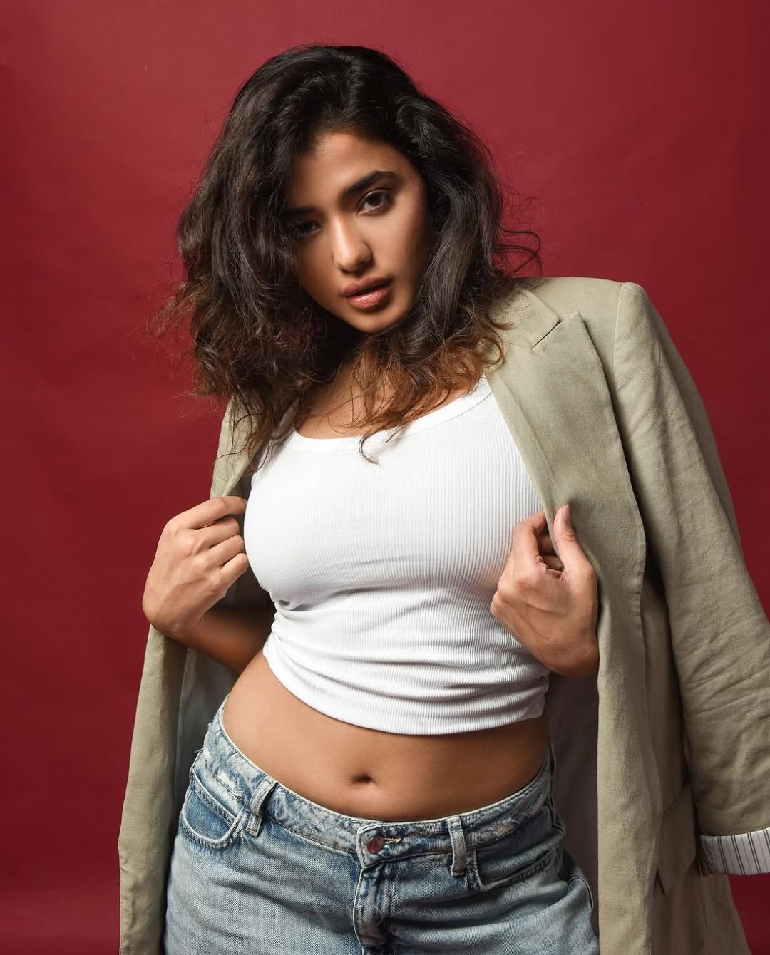 Ketika Sharma: నాభి అందాలతో చెమటలు పట్టిస్తున్న కేతికా శర్మ.. ఫోటోలు వైరల్..!