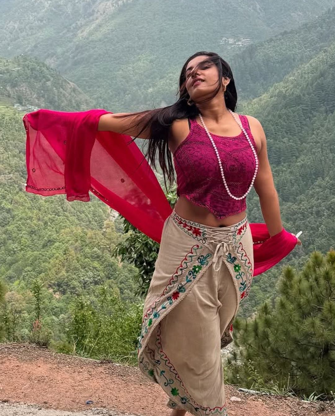 Vishnu Priya: కొండల మధ్య ప్రకృతిని ఆస్వాదిస్తున్న విష్ణు ప్రియ..!