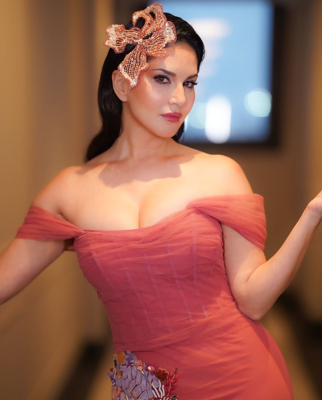 Sunny Leone: అందాలతో అదరహో అనిపిస్తున్న సన్నీ లియోన్.. ఫోటోలు వైరల్..!