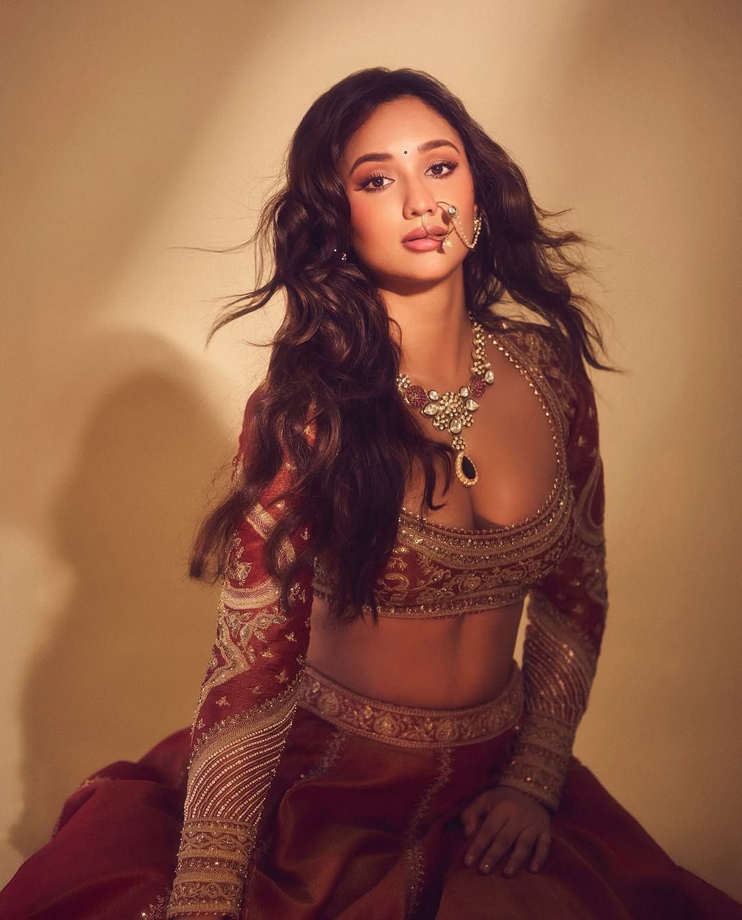 Akanksha Sharma: మహారాణిల మెరిసిపోతున్న ఆకాంక్ష శర్మ.. ఫోటోలు వైరల్..!