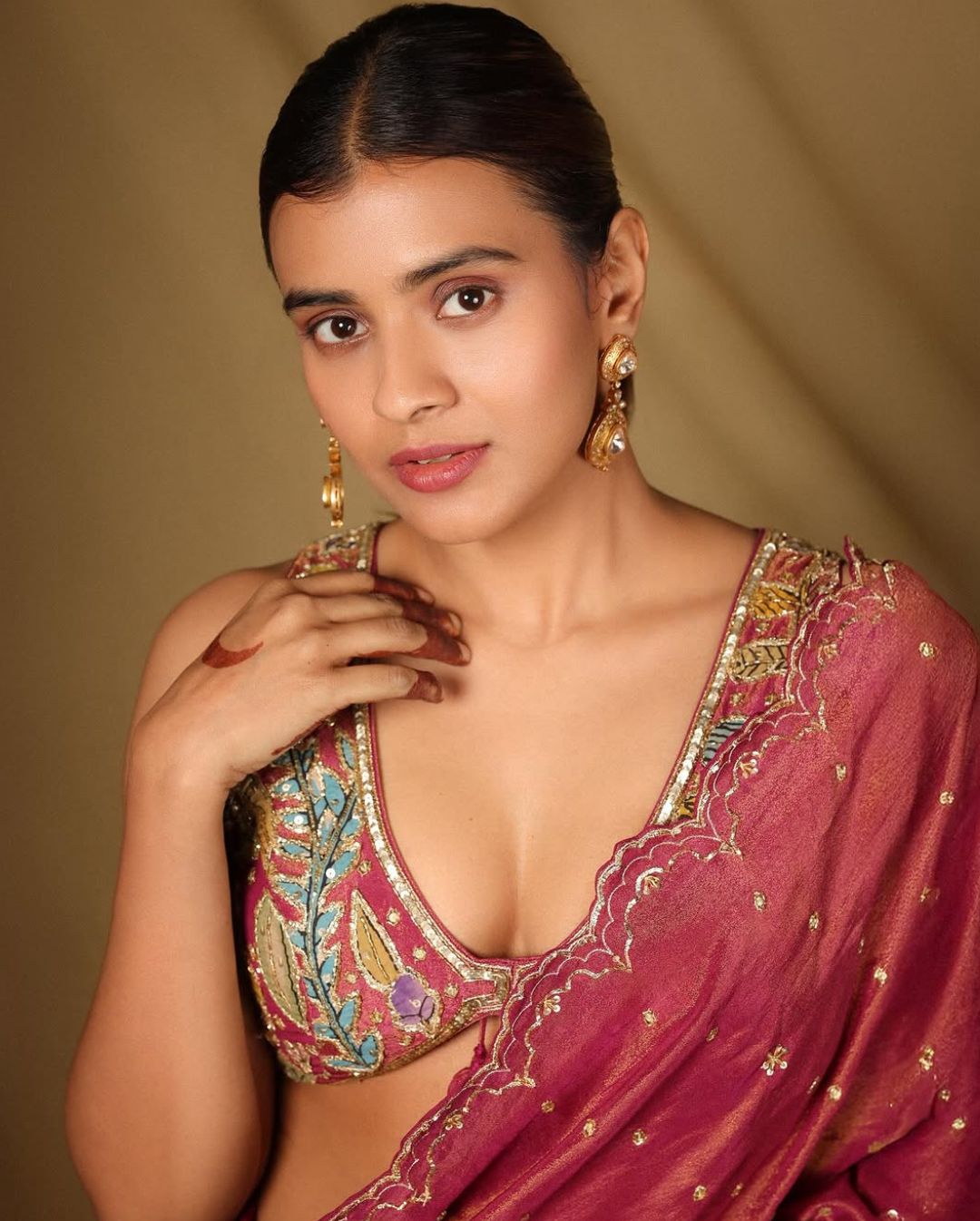 Hebah Patel: చీరలో ‘ఓదెల’ బ్యూటీ అందాలు.. చూపుతోనే కవ్విస్తోందిగా.!