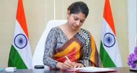 HCU : ఆ 2వేల మందిపై.. సర్కారును గిల్లుతున్న స్మిత?