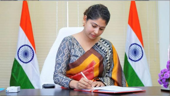 HCU : ఆ 2వేల మందిపై.. సర్కారును గిల్లుతున్న స్మిత?