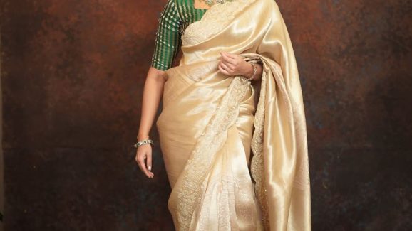 Anupama Parameswaran: చీరకట్టు అందాలతో కుర్రకారును మాయ చేస్తున్న అనుపమ.. ఫోటోలు వైరల్..!