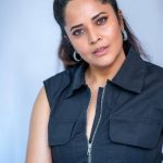 Anasuya Bharadwaj: మోడర్న్ డ్రెస్‌లో పిచ్చెక్కిస్తున్న రంగమ్మత్త.. ఈ యాంగిల్ ఏదో బాగుందే.!