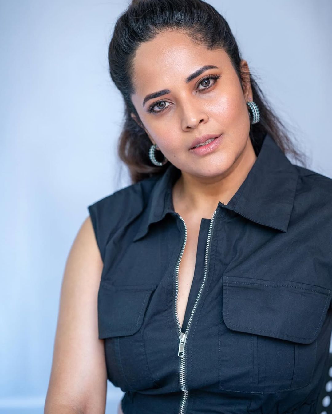 Anasuya Bharadwaj: మోడర్న్ డ్రెస్‌లో పిచ్చెక్కిస్తున్న రంగమ్మత్త.. ఈ యాంగిల్ ఏదో బాగుందే.!
