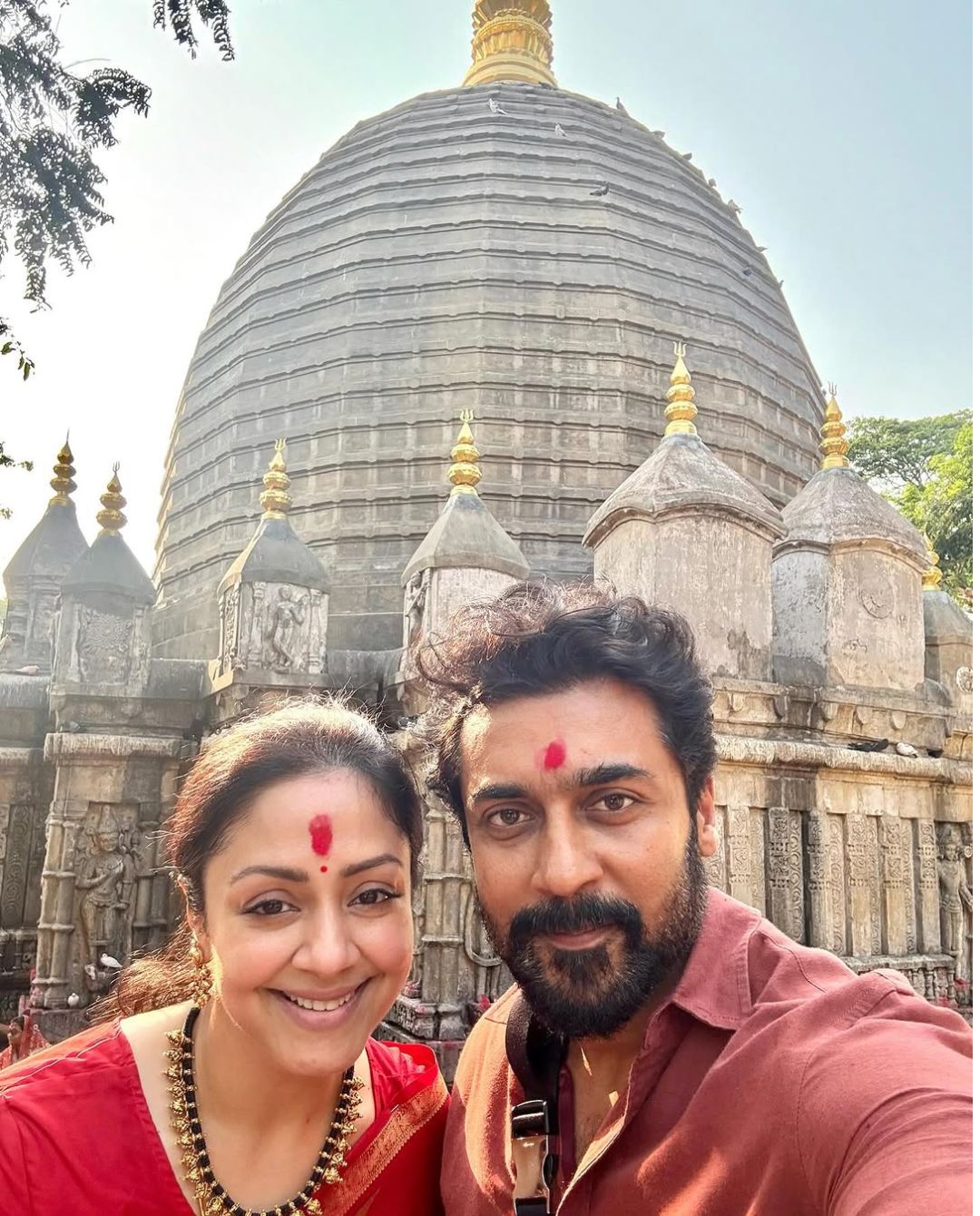 Jyotika – Suriya: జంటగా అమ్మవారిని దర్శించుకున్న జ్యోతిక- సూర్య.. ఫోటోలు వైరల్..!