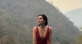 Raashii Khanna: స్విమ్మింగ్ పూల్‌లో అందాల ఆరబోతతో రెచ్చిపోయిన రాశీ ఖన్నా..