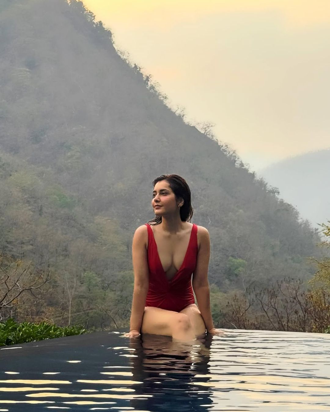 Raashii Khanna: స్విమ్మింగ్ పూల్‌లో అందాల ఆరబోతతో రెచ్చిపోయిన రాశీ ఖన్నా..