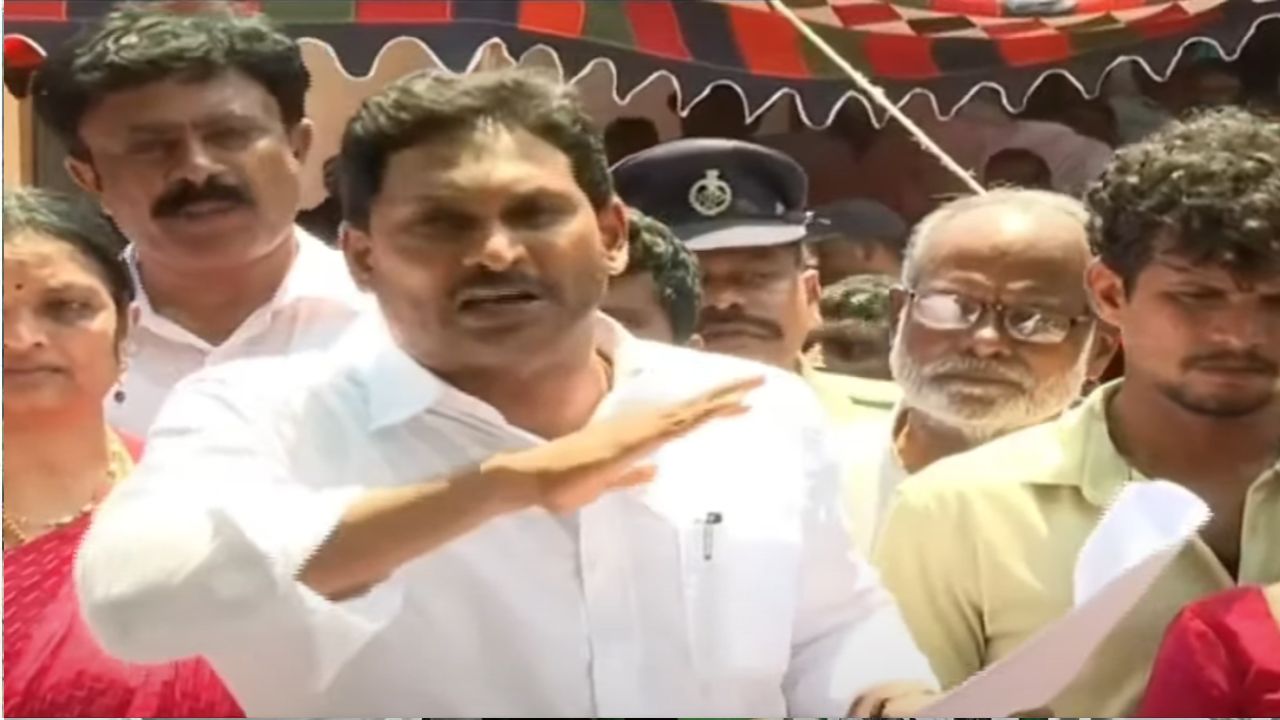 YS Jagan : మీ బట్టలూడదీస్తా.. పోలీసులకు వార్నింగ్.. రెడ్ బుక్ పాలనపై జగన్ ఫైర్