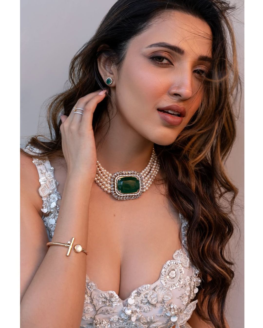 Neha Shetty: అలా చూపులతోనే చంపేస్తావా ఏంటి.. నేహా శెట్టి అందాల విందు