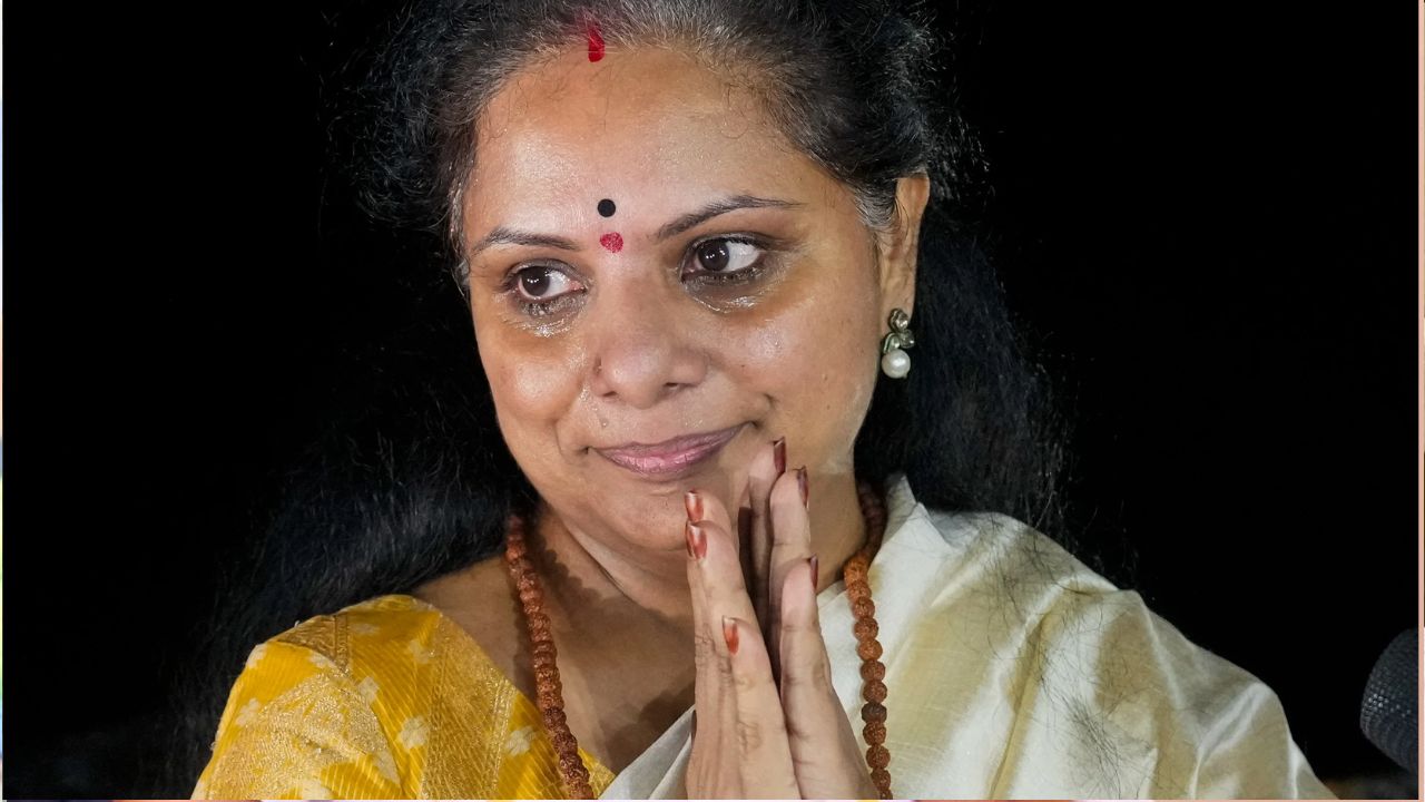 BRS : కవిత ఒంటరి పోరాటం.. బీఆర్ఎస్ హ్యాండ్ ఇచ్చిందా?