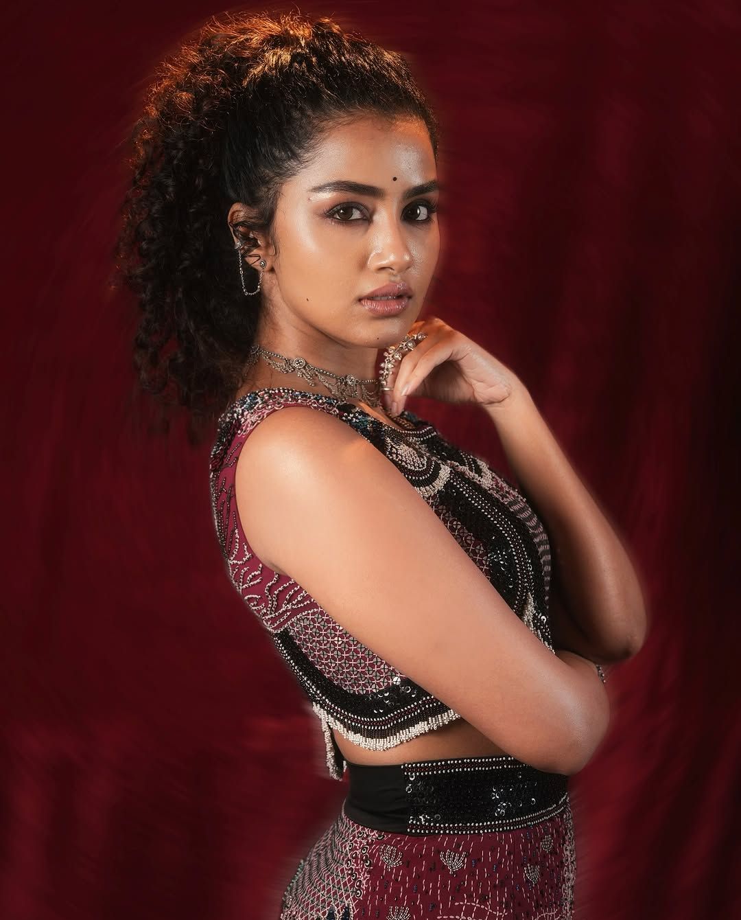 Anupama Parameswaran: కొంటె చూపుతో కన్ను గీటుతున్న అనుపమ.. పరదా వెనుక దాగిన అందాల ఎన్నో..!