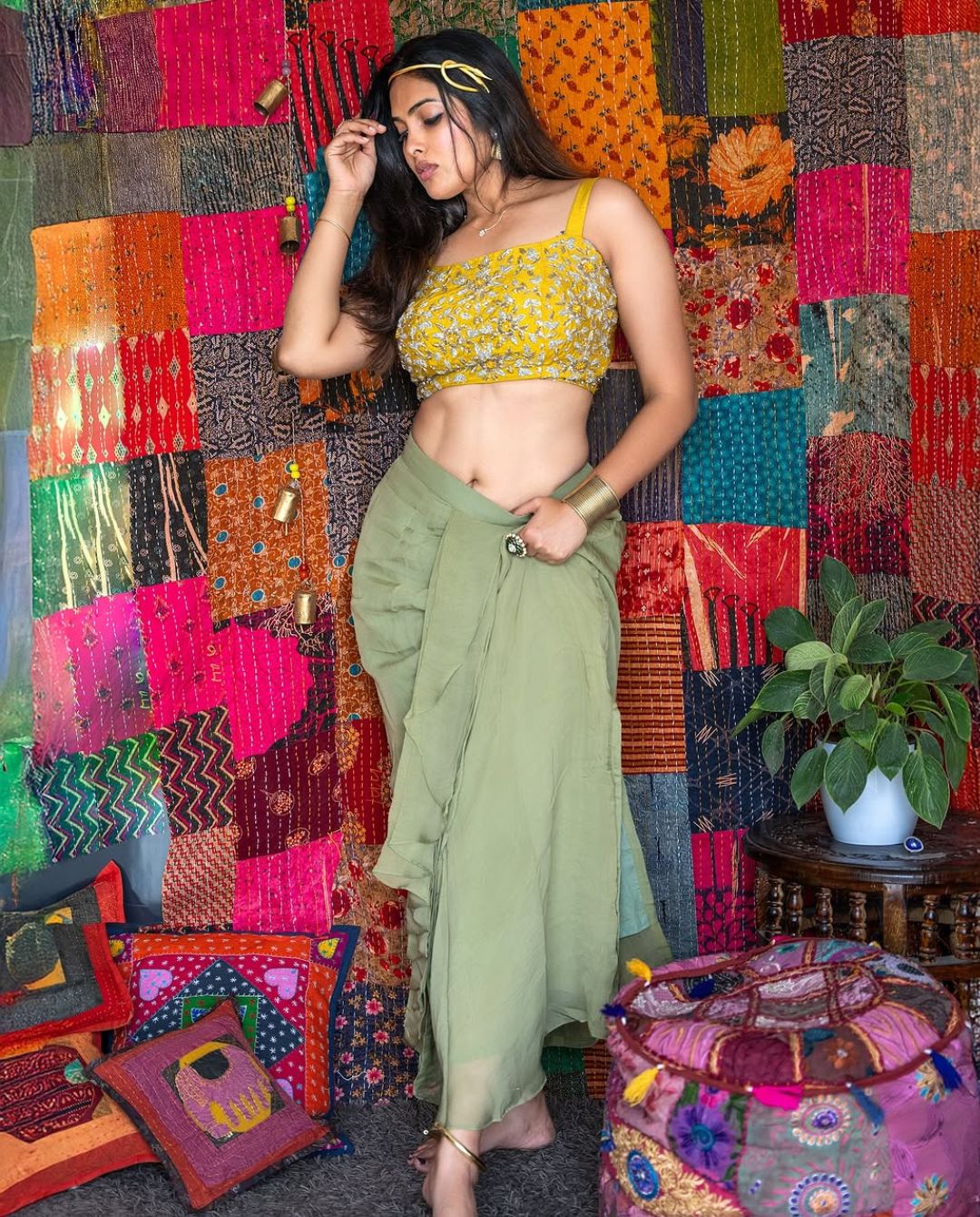 Divi Vadthya: నేను సింగిల్.. ఇలాంటి ఫొటోలు పెట్టి, అలాంటి క్లూ ఇస్తే కుర్రాళ్లు ఆగుతారా దివి?