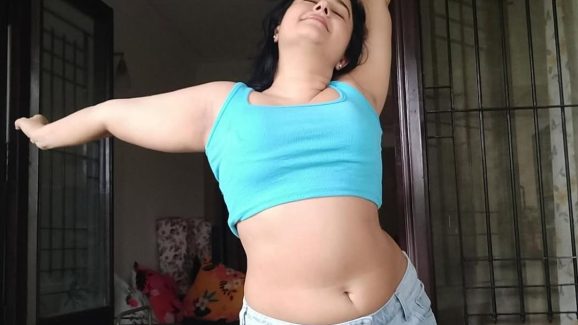 Poonam Bajwa: ఒళ్ళు విరుస్తూ.. తడి అందాలతో కైపెక్కిస్తున్న పూనమ్.. !