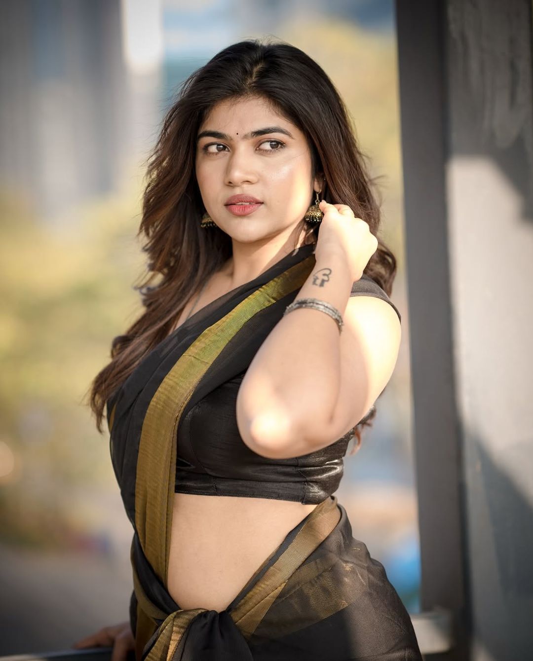 Rithu Chowdary: చీర కట్టులో అందాలు గాలికి వదిలేసిన రీతూ.. ఫొటోస్ వైరల్..!