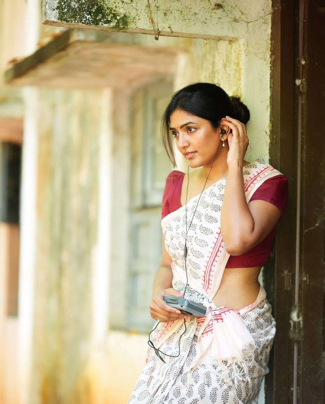 Eesha Rebba:సొగసు చూడతరమా.. చీరకే వన్నె తెచ్చిన ఈషా రెబ్బా, ఈ పిక్స్ చూస్తే.. పెళ్లి కావాలంటారేమో!