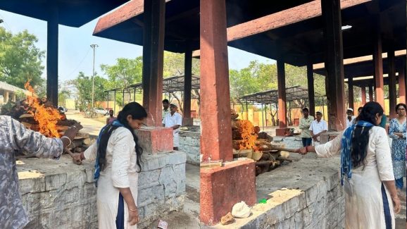 Telangana : కోటి ఇస్తేనే తండ్రికి తలకొరివి పెడతా.. బేకార్ కొడుకు.. కూతురు ఏం చేసిందంటే..