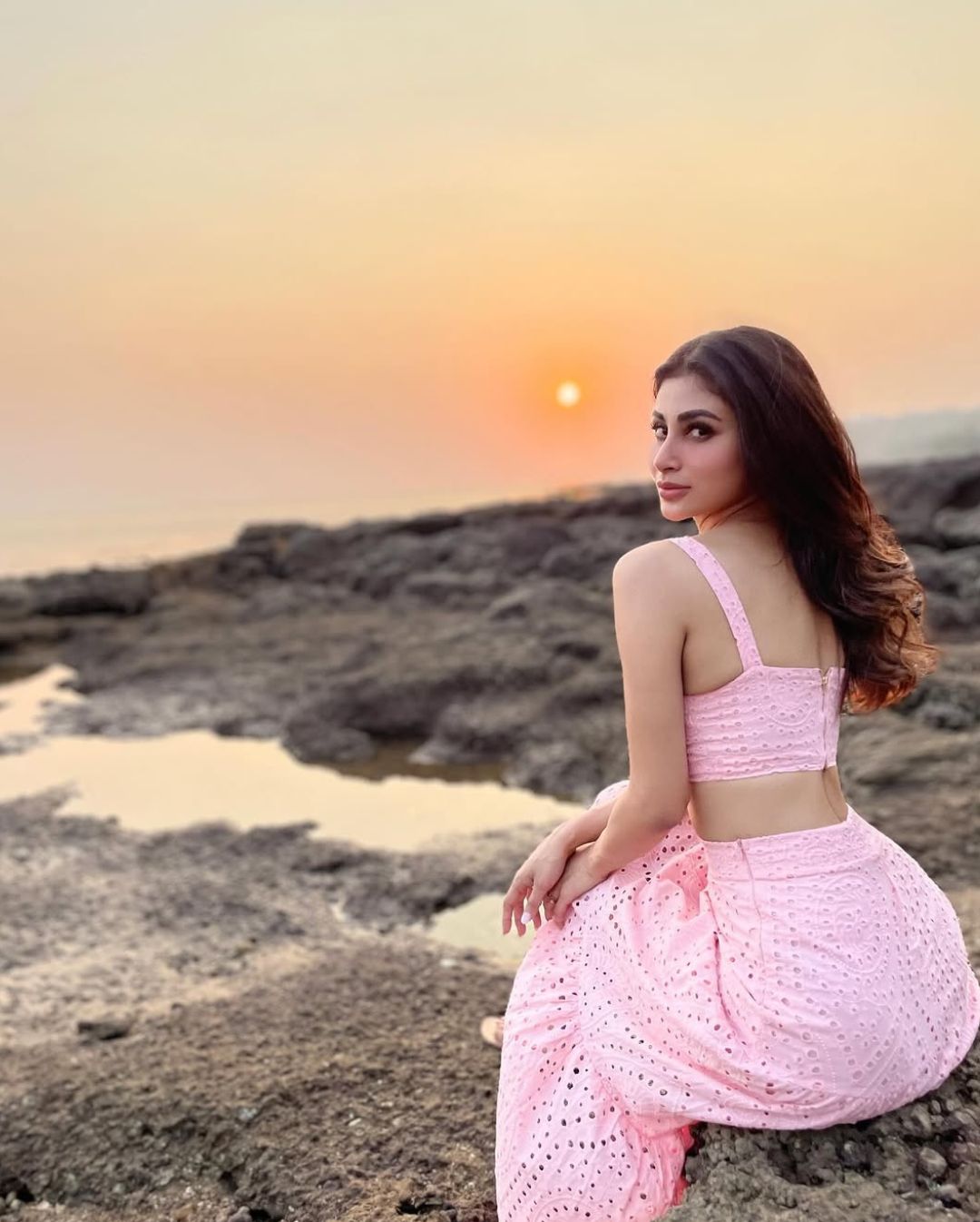 Mouni Roy: బీచ్‌లో సన్‌రైజ్ ఎంజాయ్ చేస్తున్న మౌనీ రాయ్.. ఆహా మెరిసిపోతోందిగా.!