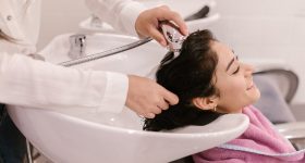 Hair Spa: హెయిర్ స్పా అంటే ఏమిటీ? జుట్టు రాలే సమస్యలను ఆపుతుందా? అబ్బాయిలూ చేయించుకోవచ్చా?