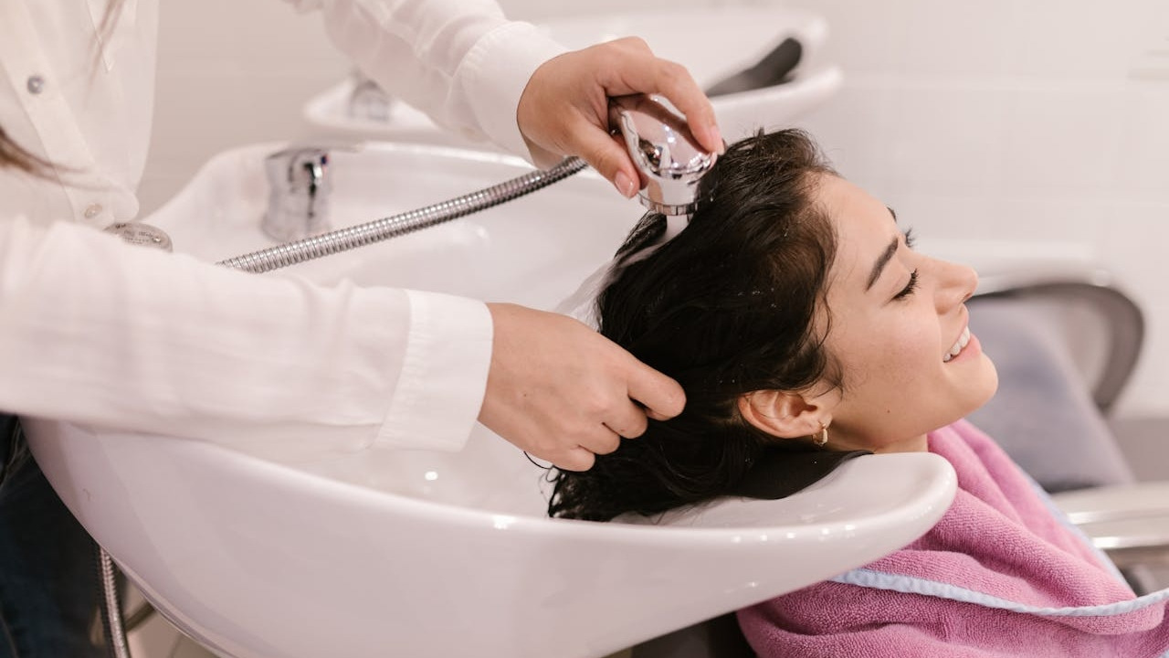 Hair Spa: హెయిర్ స్పా అంటే ఏమిటీ? జుట్టు రాలే సమస్యలను ఆపుతుందా? అబ్బాయిలూ చేయించుకోవచ్చా?