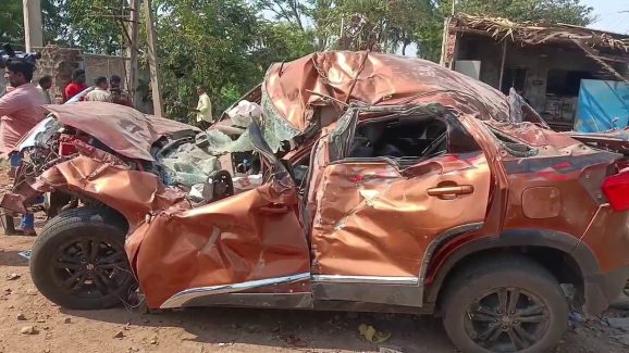 Car Accident: గాలిలో పల్టీలు కొట్టి.. కారు తుక్కు తుక్కు.. స్పాట్‌లోనే ఆరుగురు