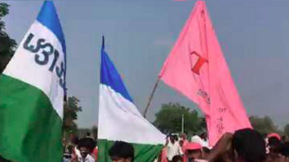 YCP flags: ఇదేంటి.. కేసీఆర్ సభలో జగన్ జెండాలు.. ఇది నిజమేనా..?